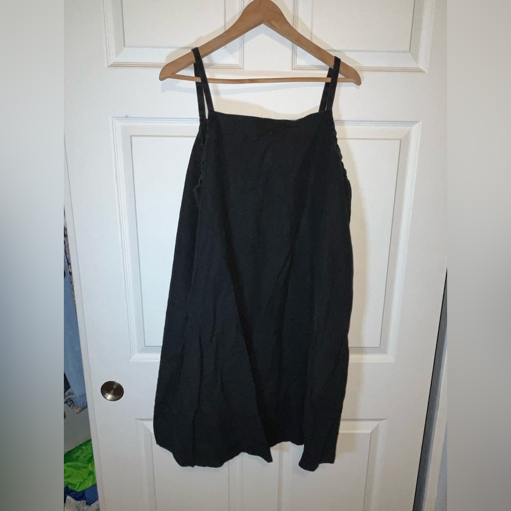 Elegant Black Midi Dress - Picture 2 of 5
